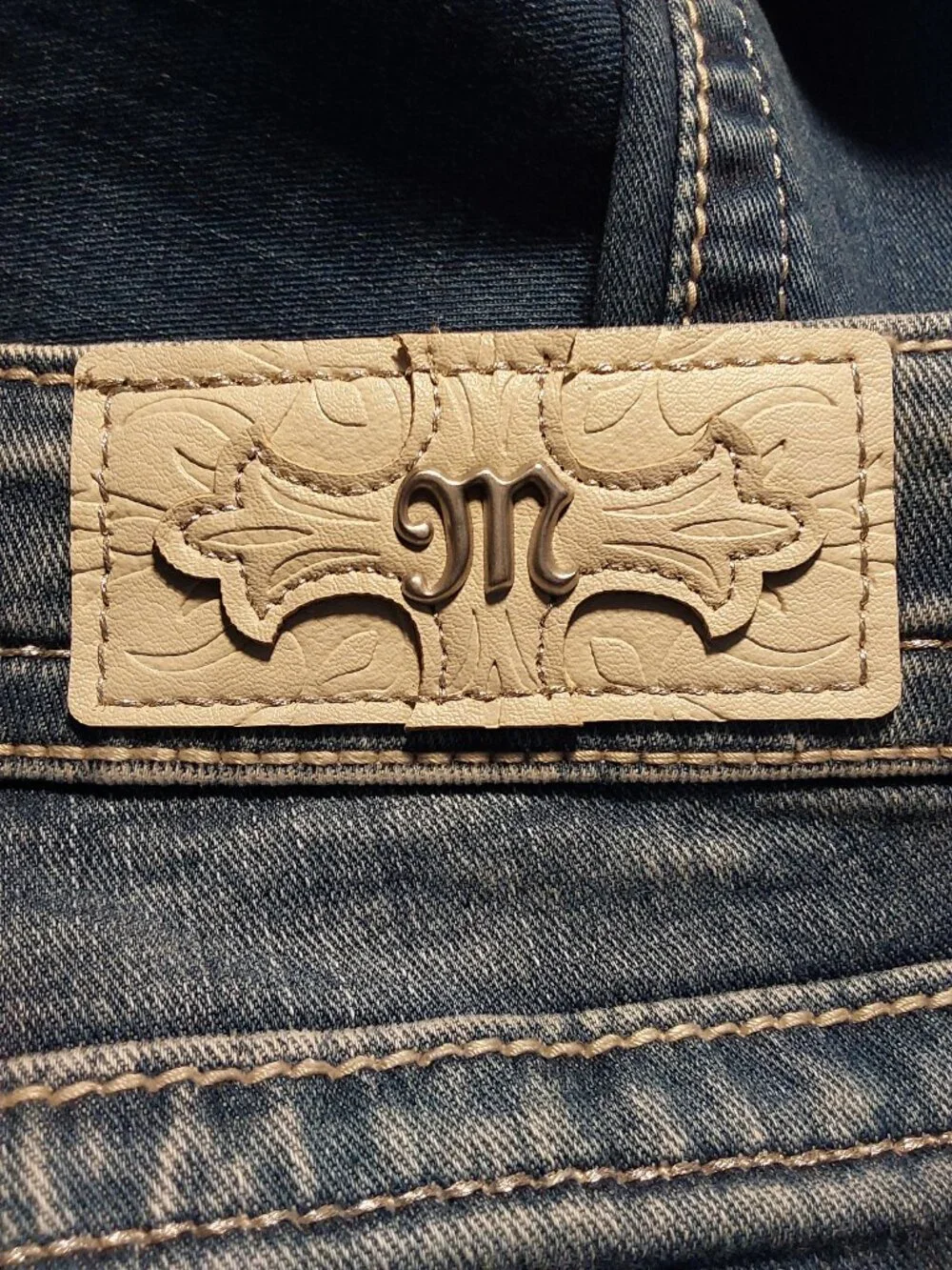 Miss Me Chloe Low-Rise Bootcut Jeans EUC 29x34 Embellished Med Wash Distressed